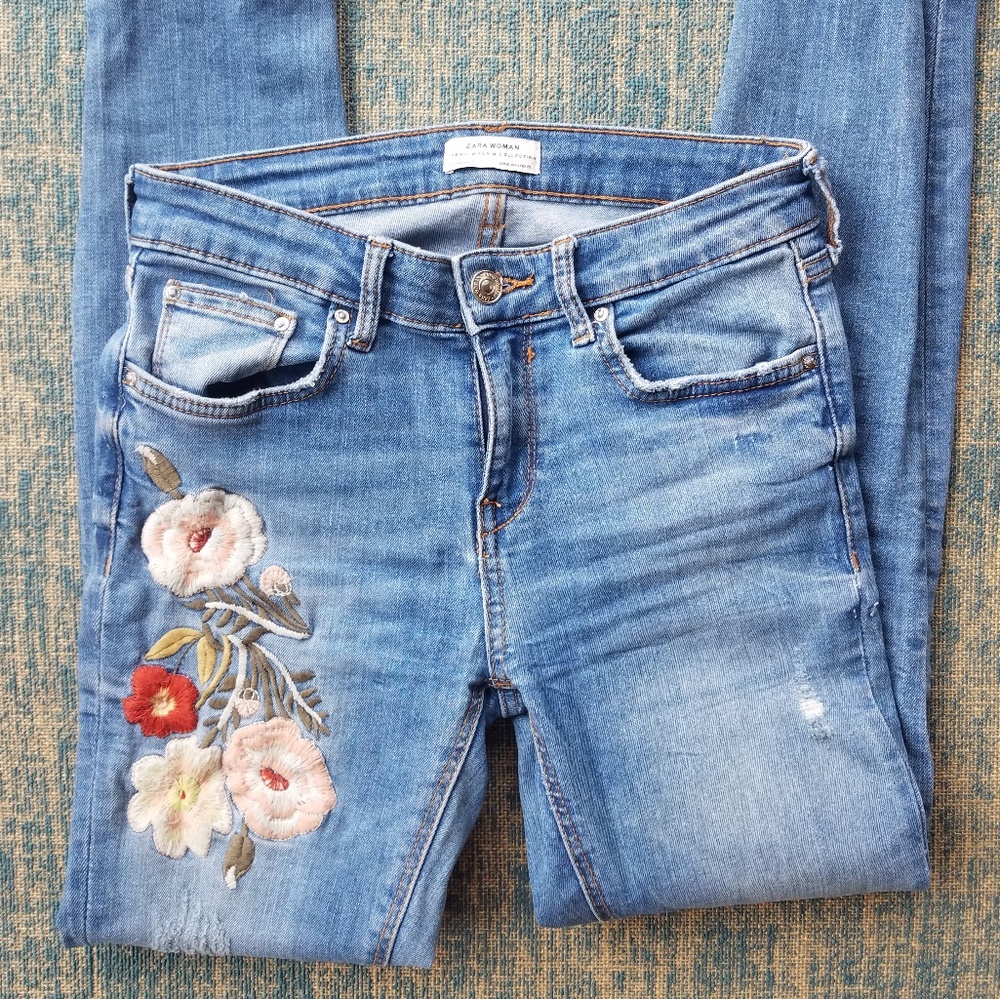 Skinny Jeans with Floral Embroidery